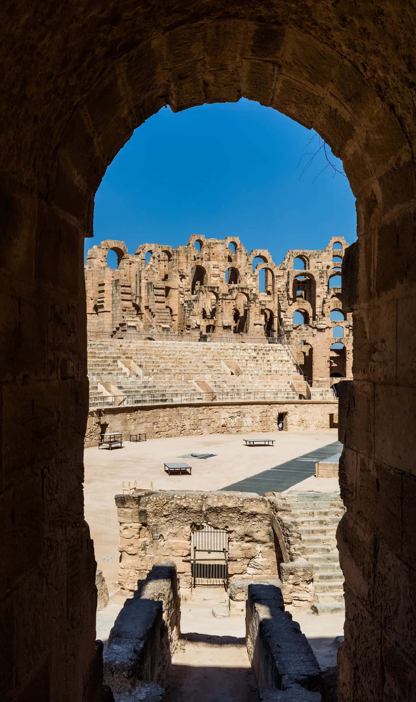 L’arène d’El Jem vue à travers une arche de pierre