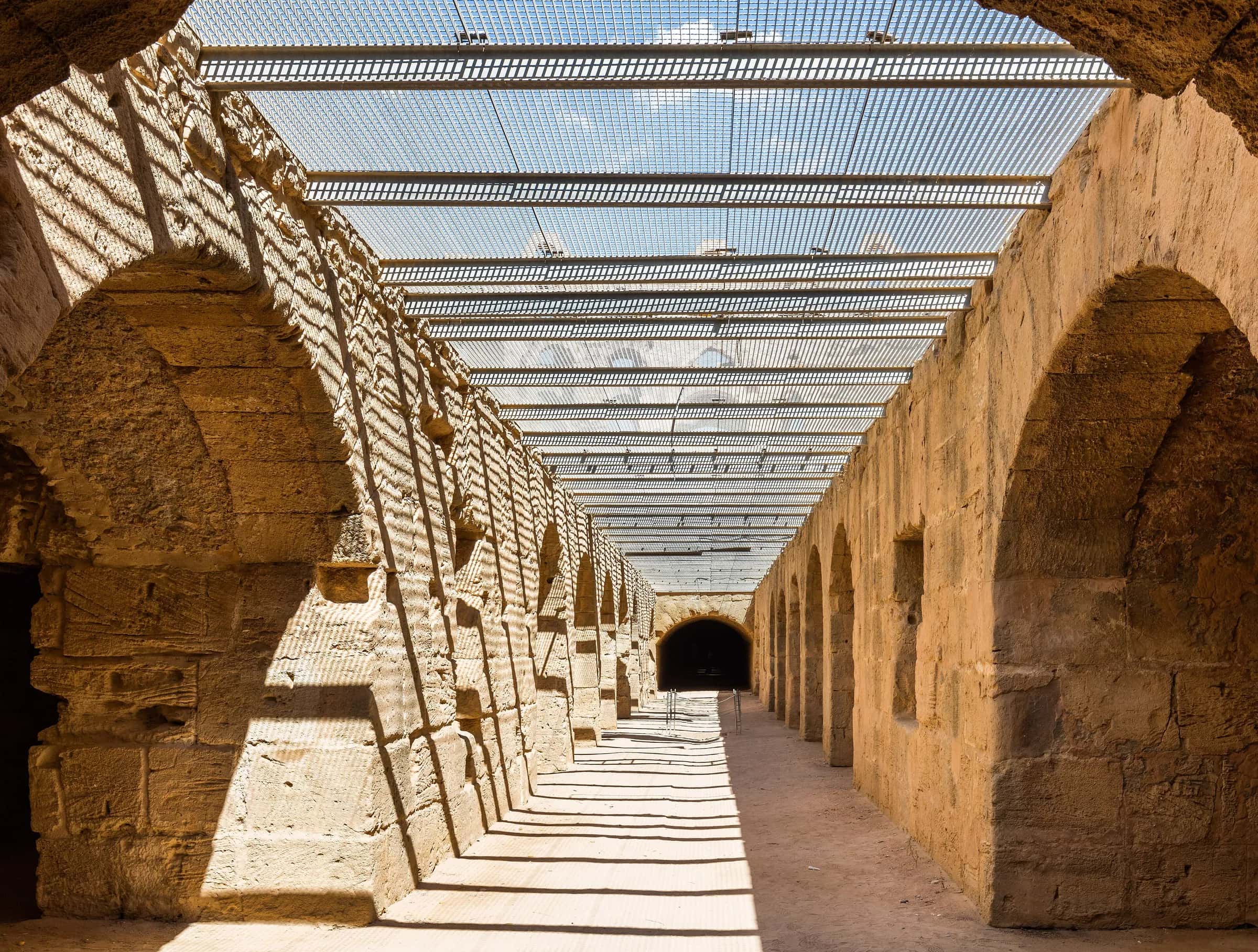 Lumière tombant dans une galerie voûtée de l’amphithéâtre d’El Jem