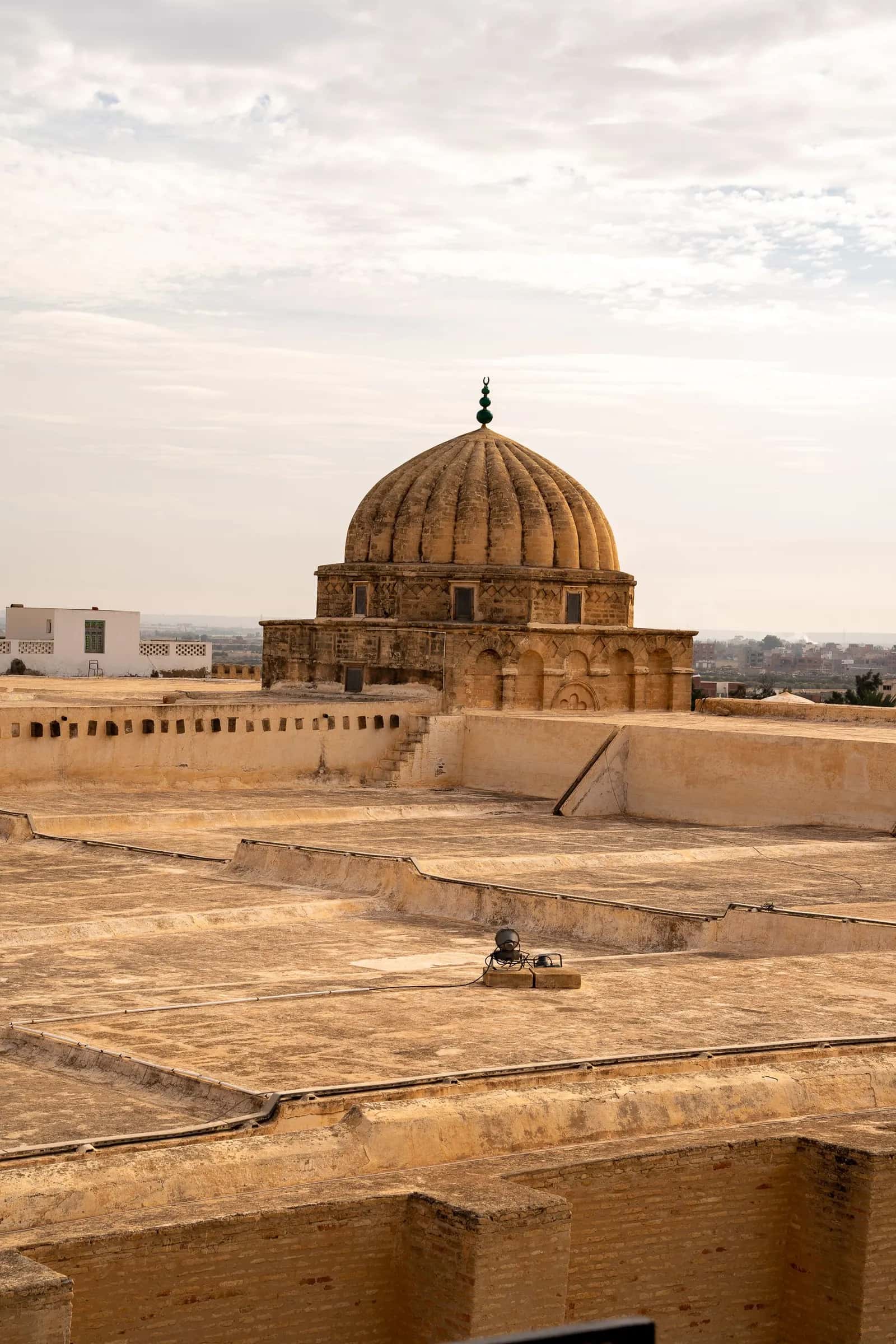 La coupole côtelée de la Grande Mosquée de Kairouan au-dessus de ses terrasses