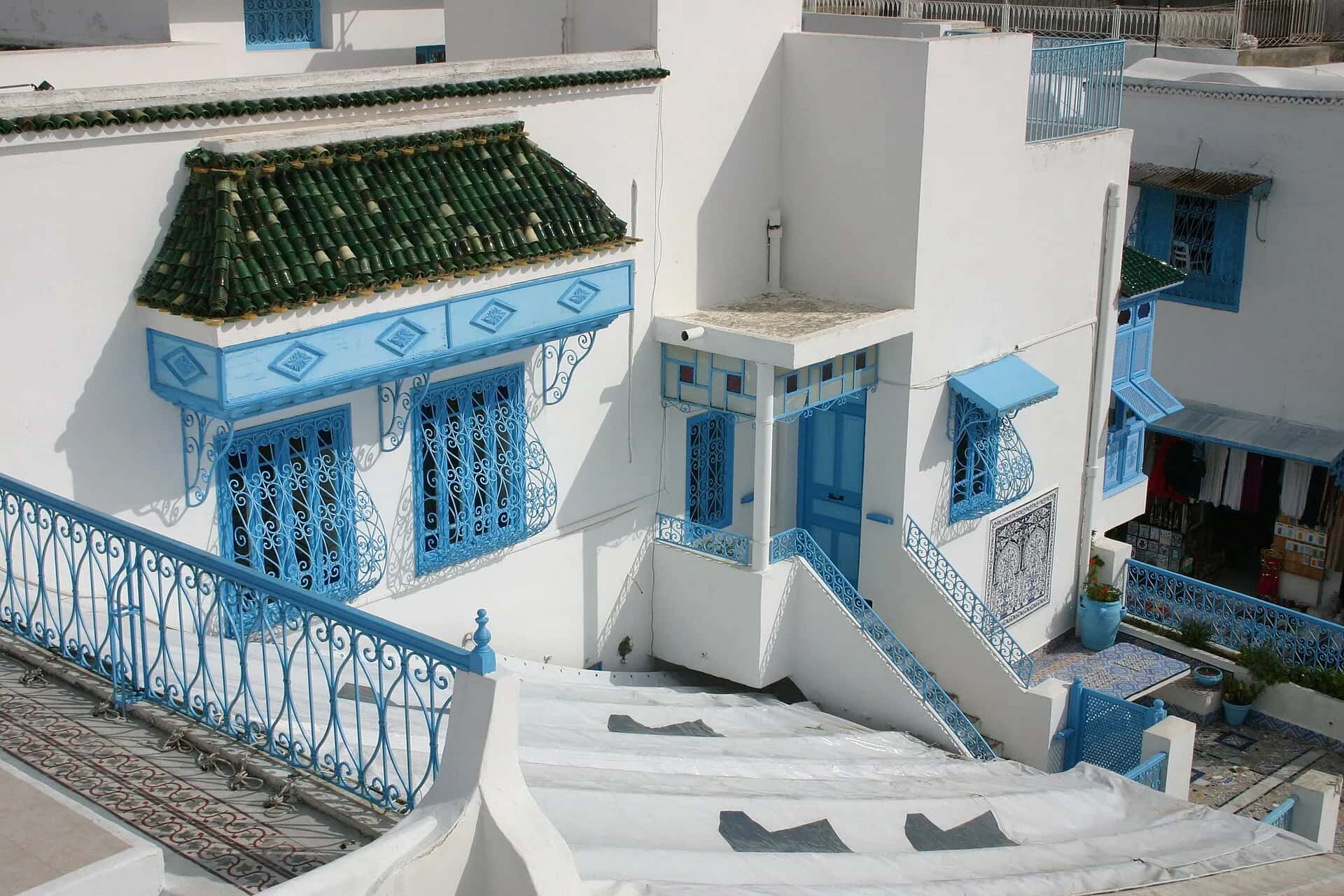 Balconi in legno blu e gradini bianchi a Sidi Bou Saïd
