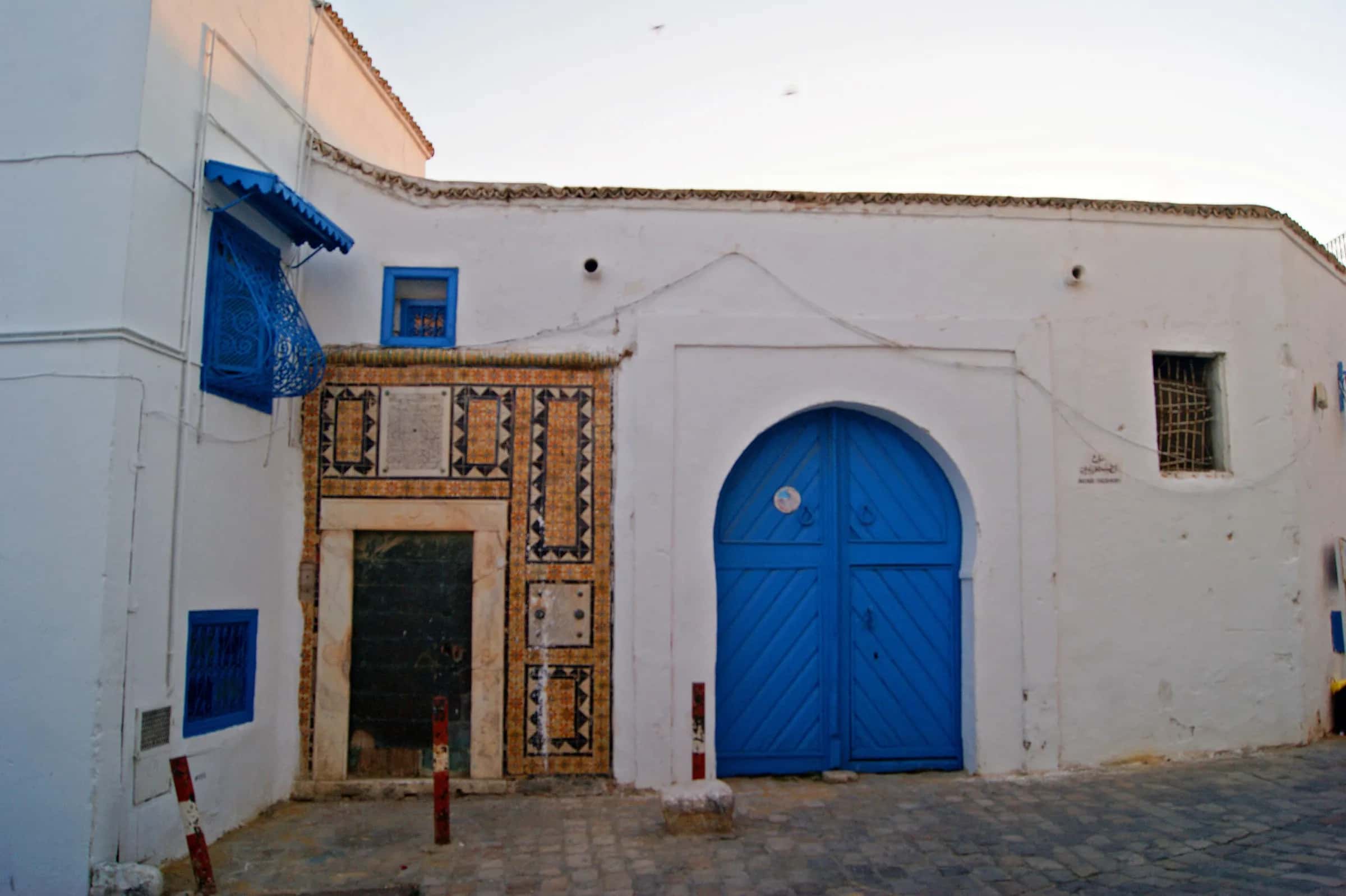 Puerta azul claveteada de un antiguo hammam en Sidi Bou Saïd