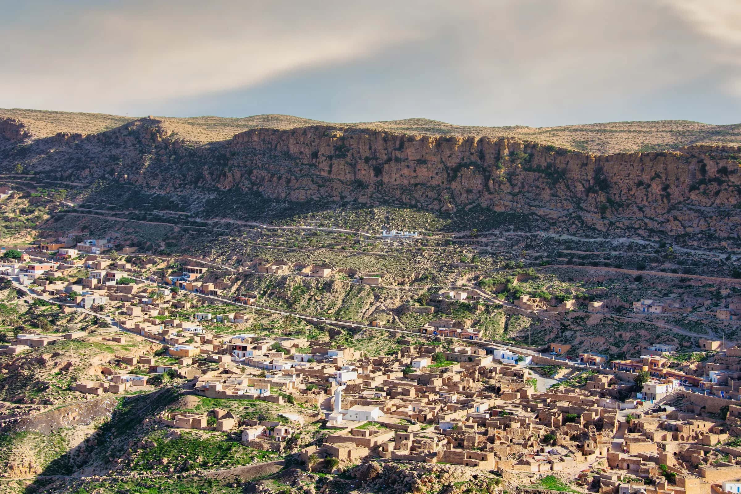 Le village berbère de montagne de Toujane au-dessus de sa vallée profonde