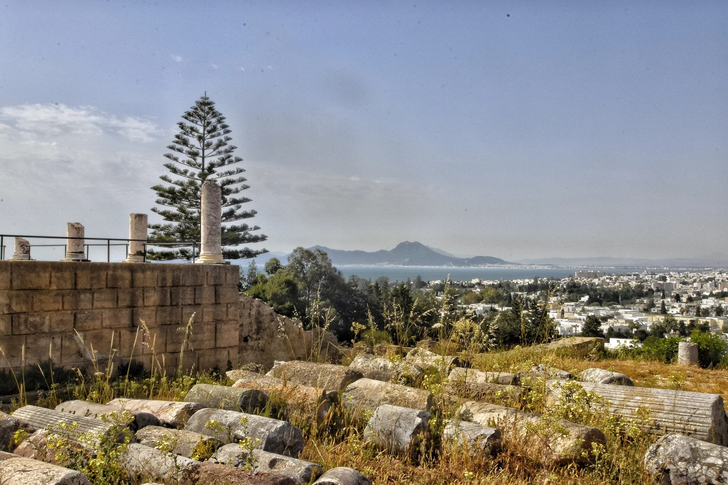 Rovine sulla collina di Byrsa a Cartagine, affacciate sul golfo di Tunisi
