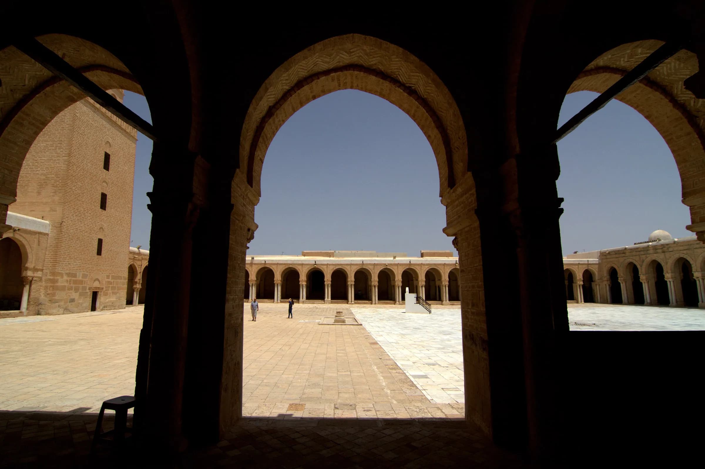 La cour de la Grande Mosquée de Kairouan encadrée par une arche