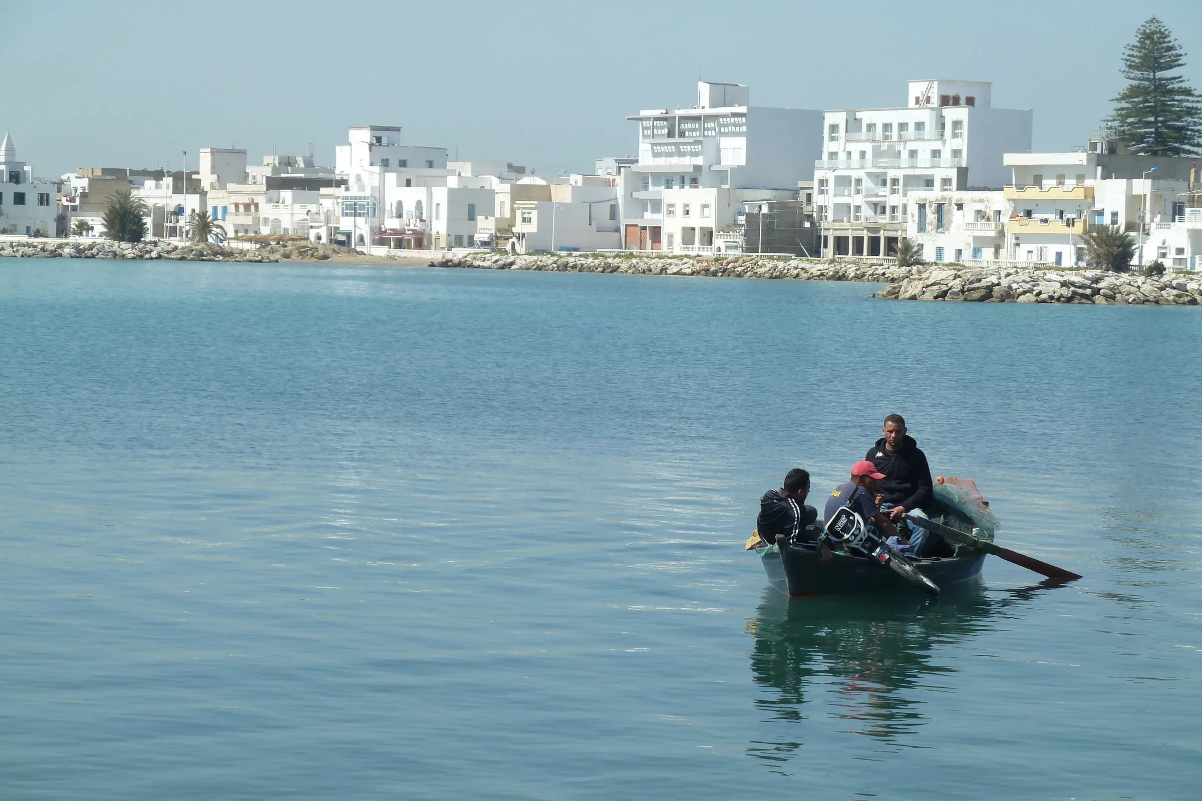 Casas blancas a orillas del agua en La Goulette