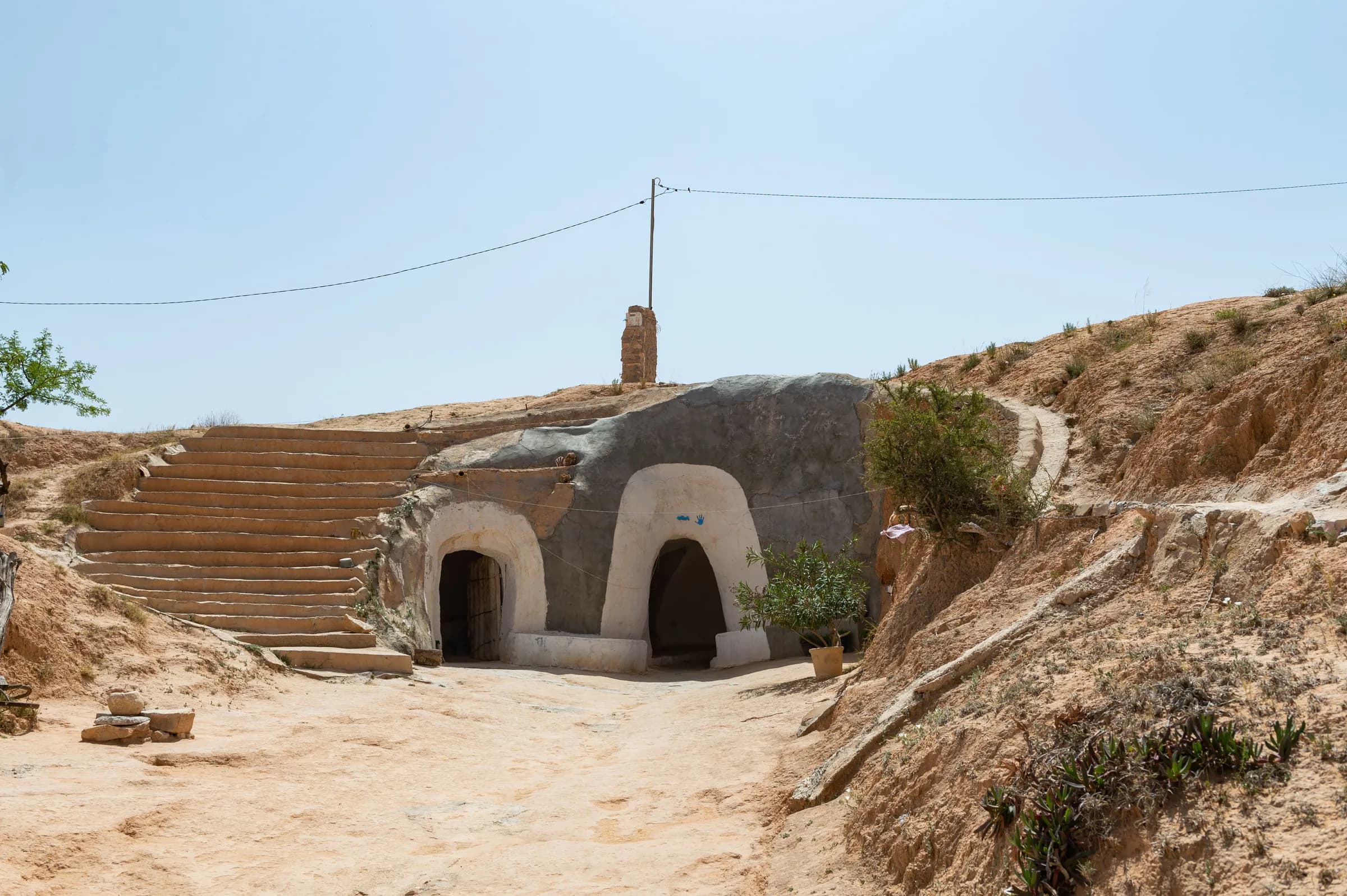 Les portes d’une maison troglodyte creusée dans la colline à Matmata