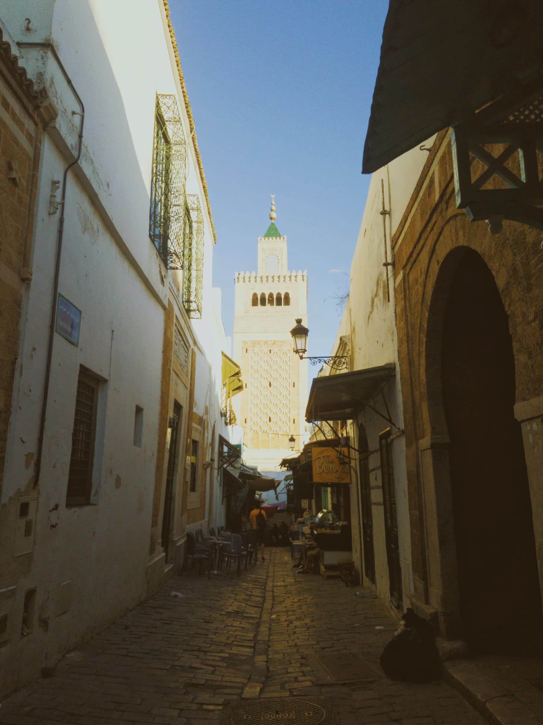 Un callejón de la medina de Túnez que lleva al alminar de la mezquita Zitouna