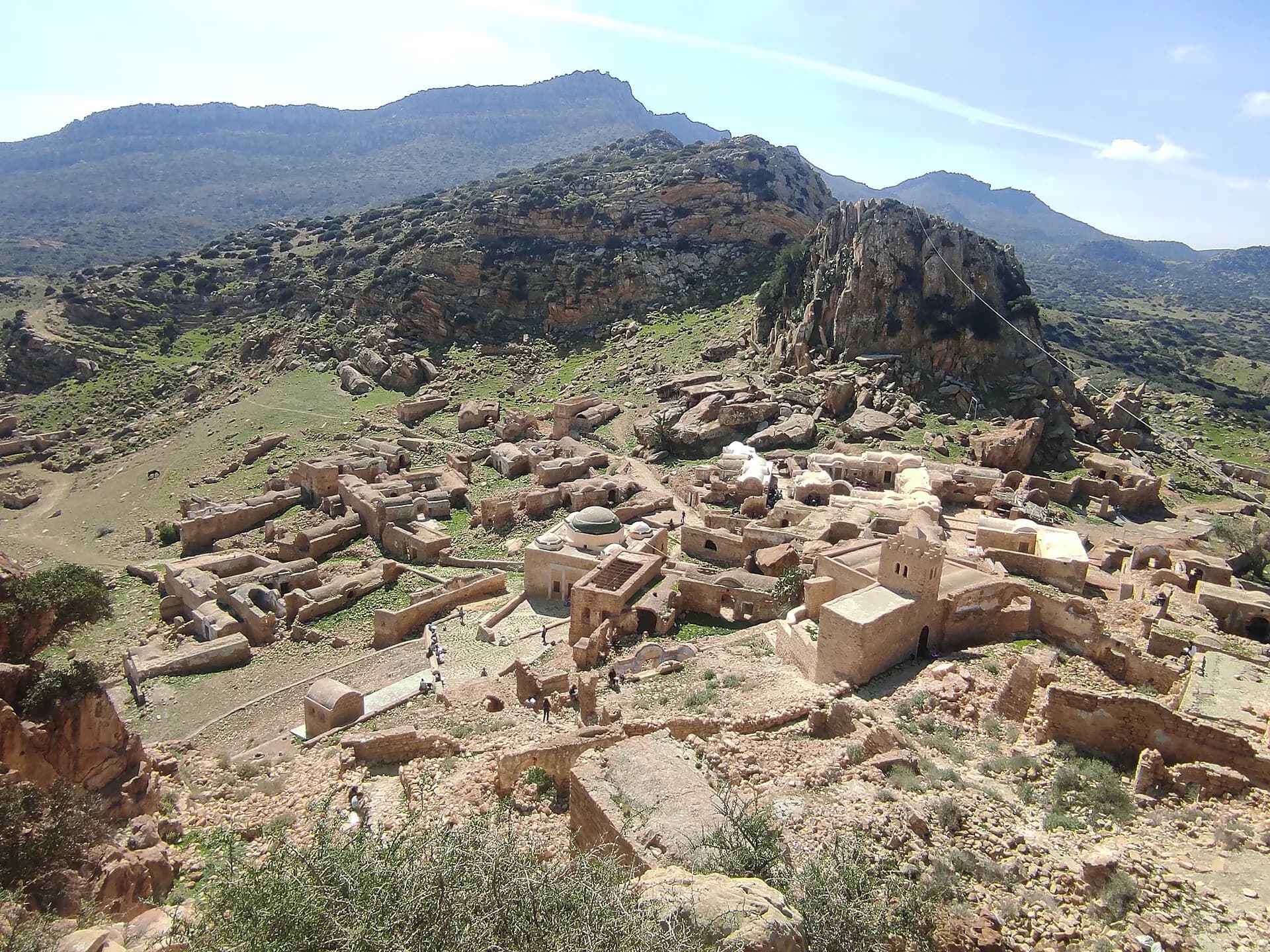 A aldeia berbere abandonada de Zriba Olia na encosta, vista da montanha
